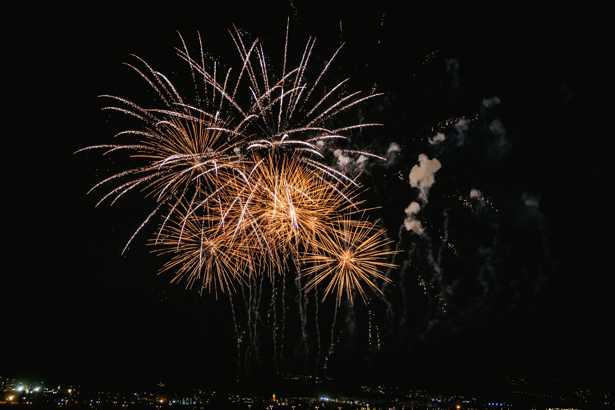Campanades de Foc de Cap d'Any amb castell de focs artificials a la plaça de la Vila