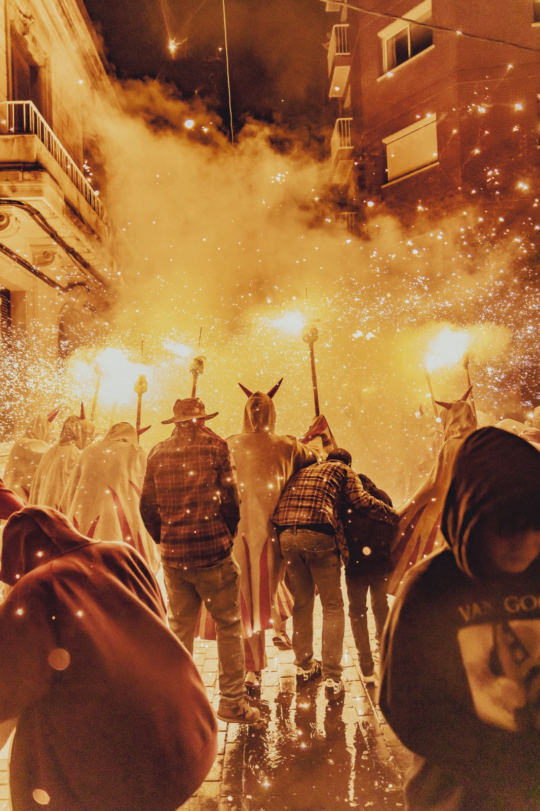 Correfoc nocturn amb diables portant maces enceses entre el públic
