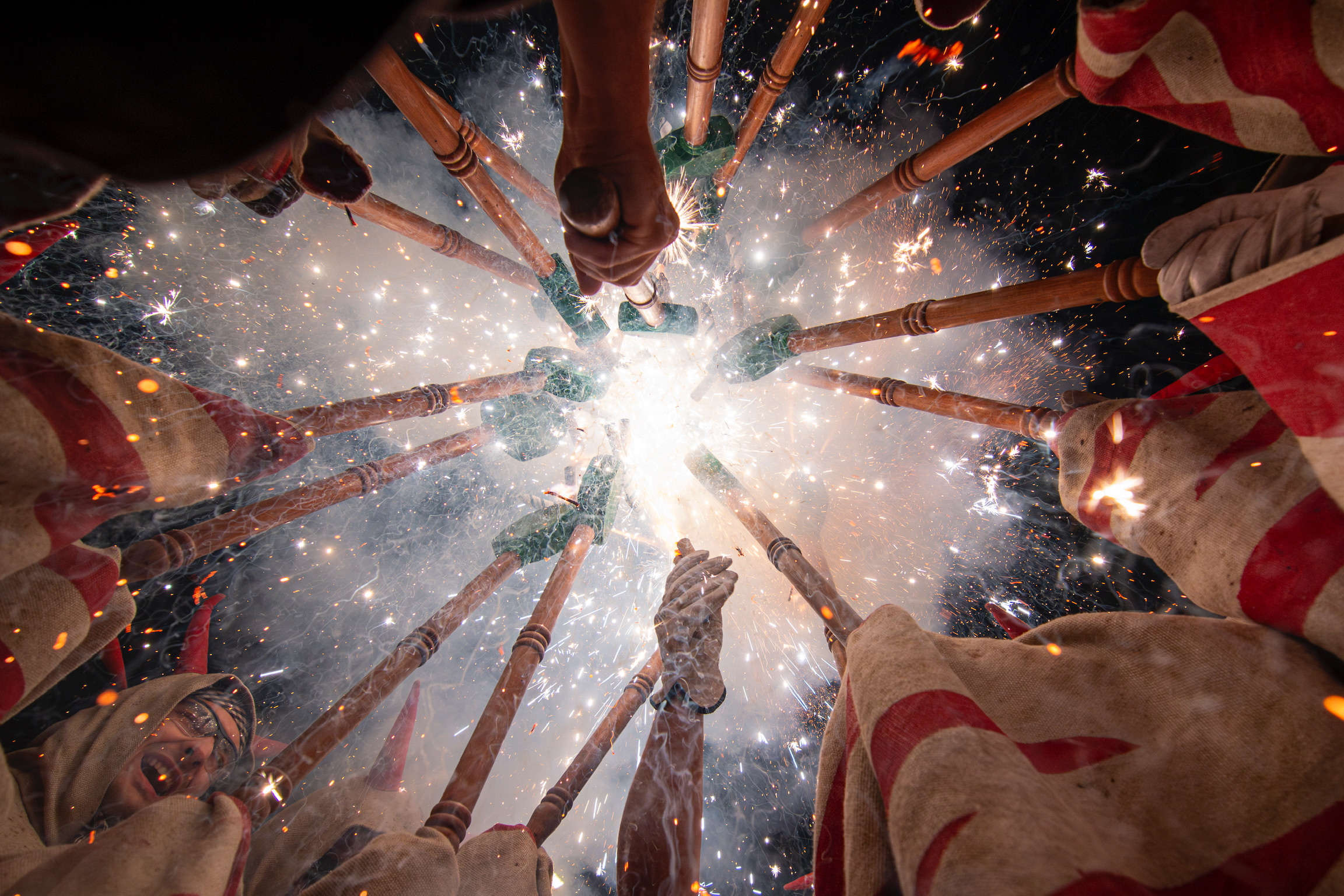 Flames diabòliques il·luminant els carrers durant el correfoc
