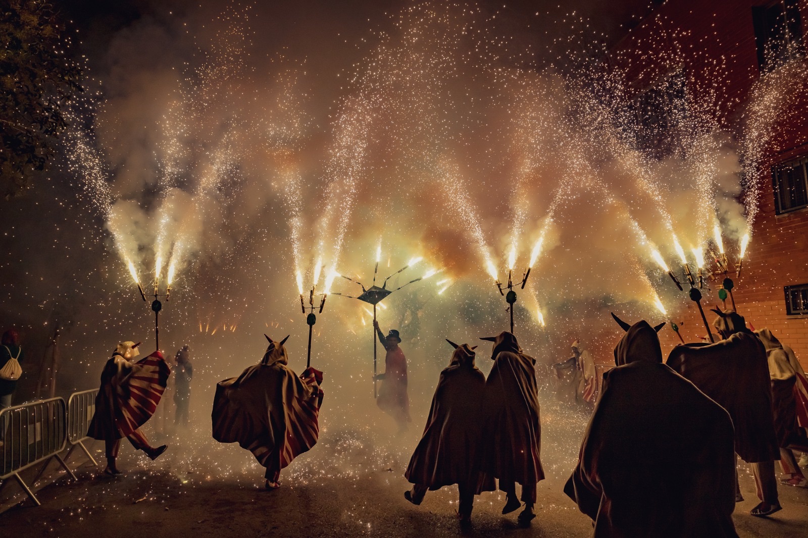 Ball de diables en plena acció amb maces de foc i vestuari tradicional