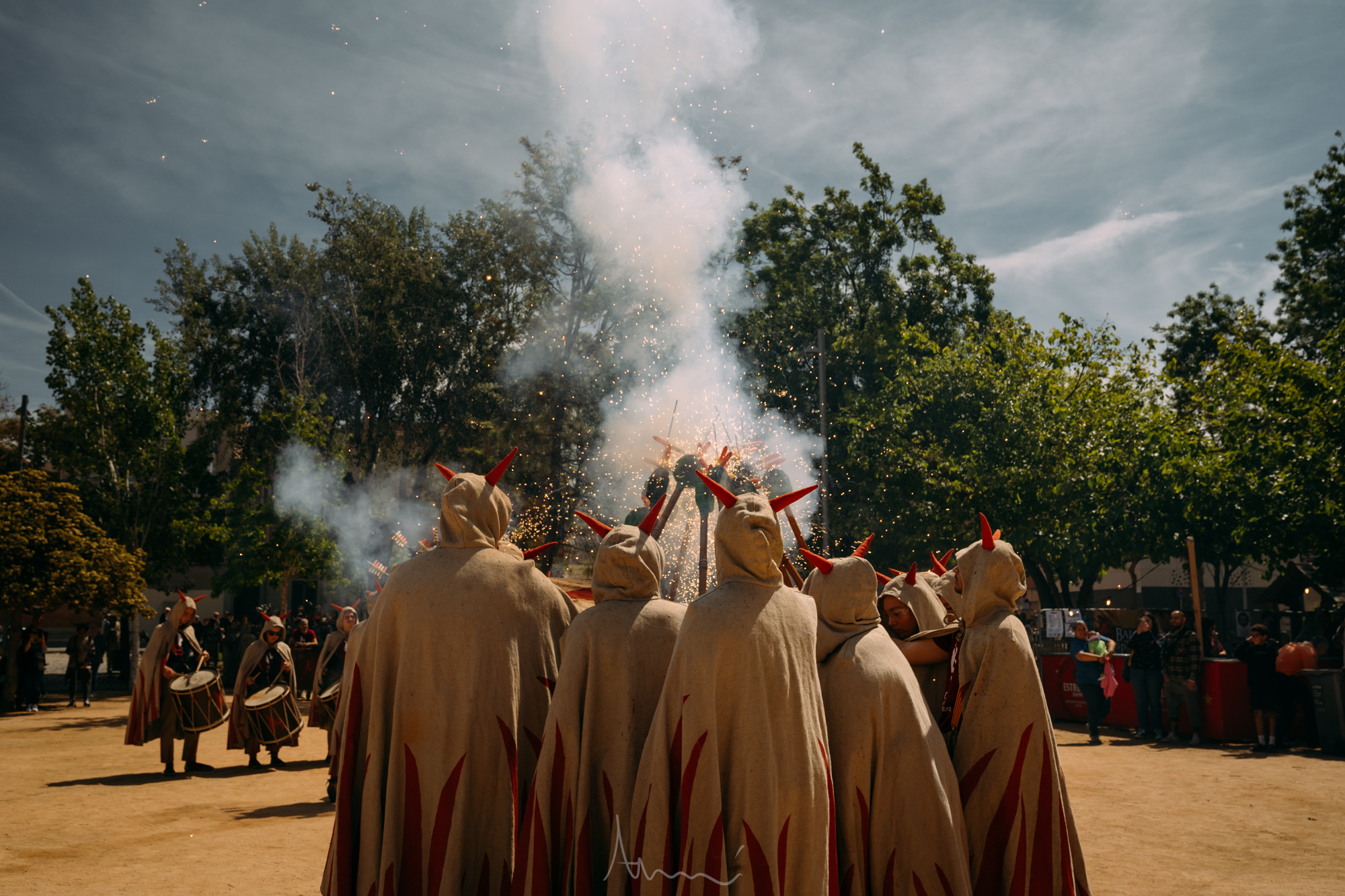 Ball de Diables participant al festival Pratifolk amb vestuari tradicional