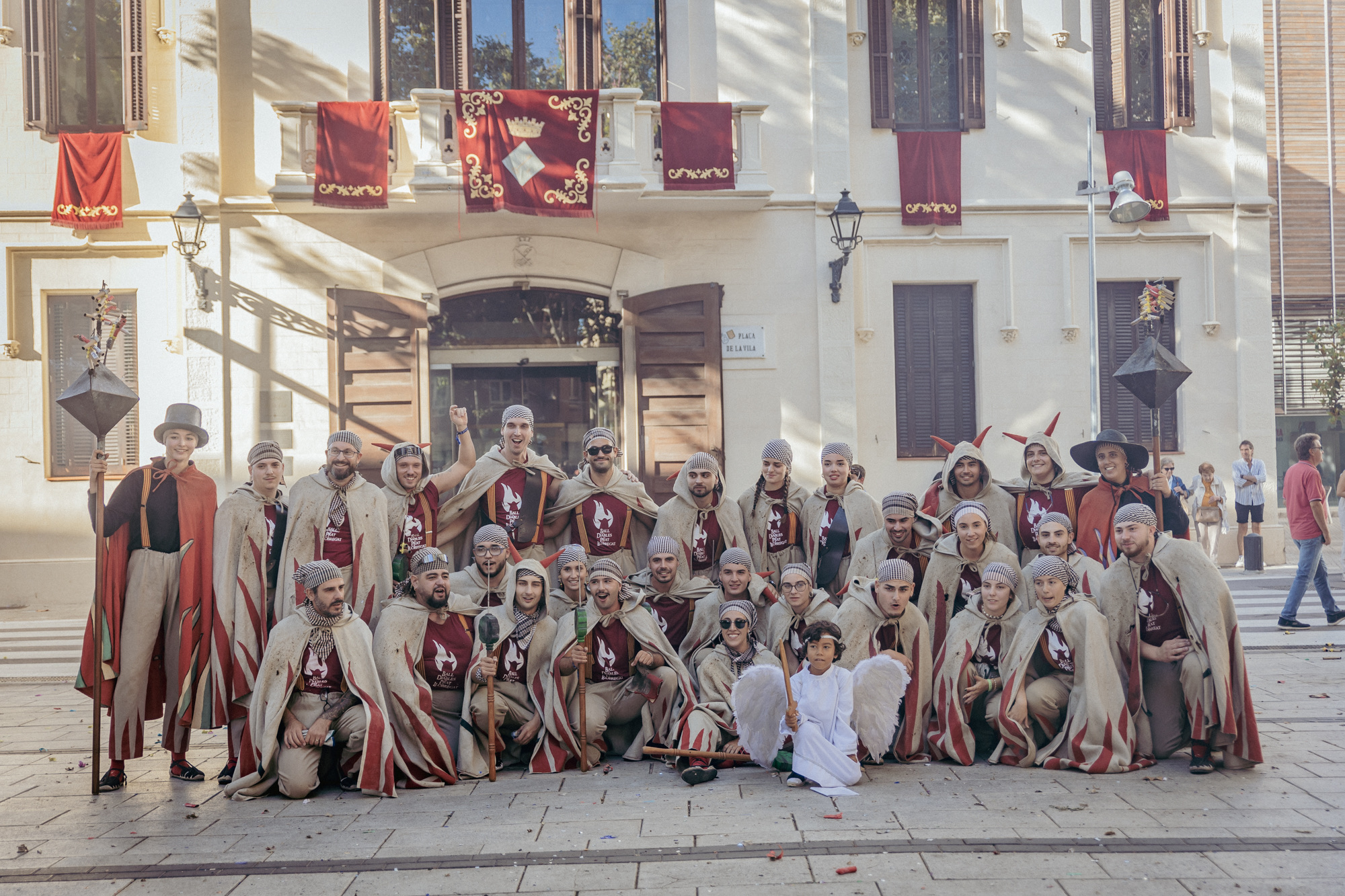 Membres del Ball de Diables del Prat durant els Versots Diabòlics a la plaça de la Vila